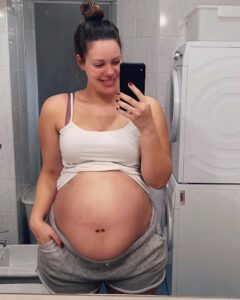 Read more about the article Pregnant Plus-Size Model Says Big Boobs Hinder Breathing